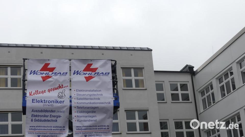 &quot;Empfangsplakate&quot; vor der Mehrzweckhalle. Bild: rn