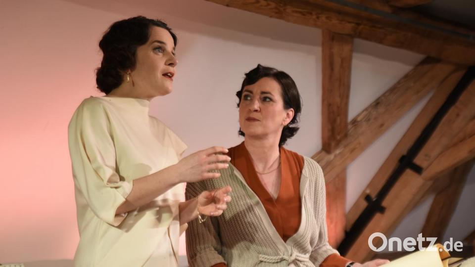 Lillian Gish (Doris Hofmann, links) ist vom Treffen mit der Resl schwer beeindruckt. Reinhardts Assistentin Gusti (Claudia Lohmann) sieht alles weniger emotional. Bild: Tobias Schwarzmeier