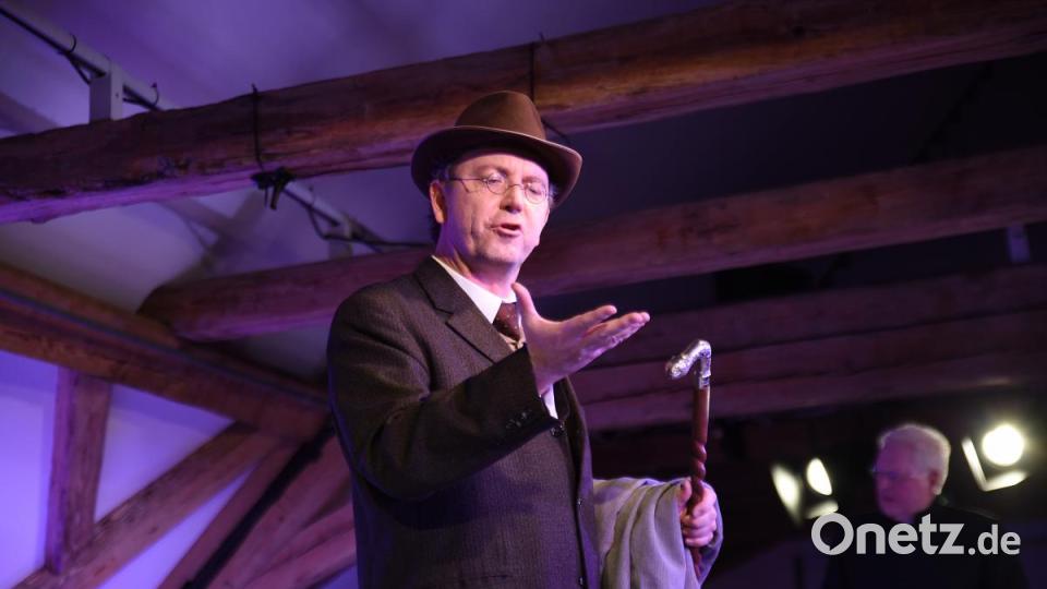 Skeptiker Max Reinhardt (Uli Scherr) beschäftigen die Wundmale sehr. Bild: Tobias Schwarzmeier