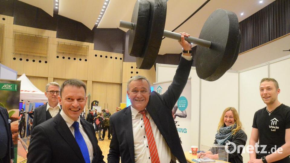 Eine bärenstarke Freizeitmesse. Das finden auch (von links) Bürgermeister Jens Meyer und OB Kurt Seggewiß. Bild: Kunz