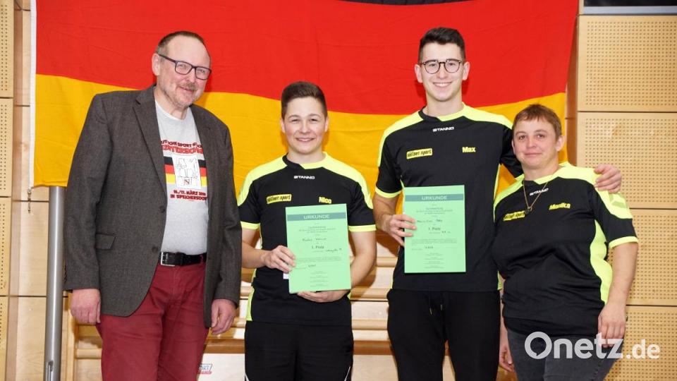 Nicolas Werner und Maximilian Odia (2. und 3. v.l.) wurden als beste Stacker ihrer Altersklasse der Saison 2018/2019 geehrt, die mit der Deutschen Meisterschaft zu Ende ging. Zweiter Bürgermeister Rudi Heier und Vorsitzende der Hochstapler Monika Gosslau waren ebenfalls über die Auszeichnung glücklich. Bild: bkr