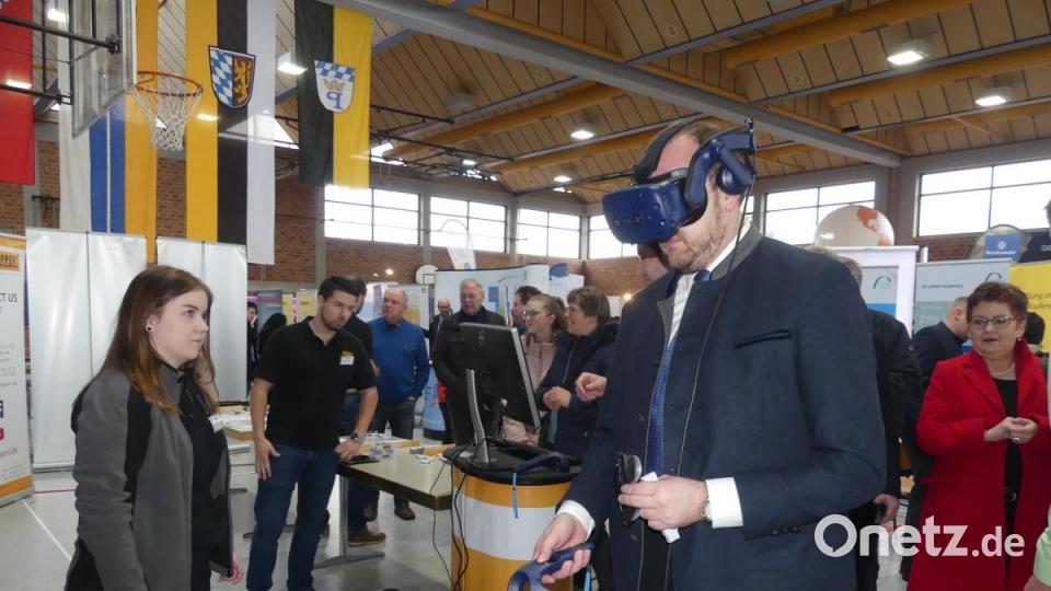 Am Stand der Firma Lippert versucht sich Landrat Andreas Meier mit der virtuellen Realitätsbrille zur Darstellung von Anlagen und Maschinen. Bild: rn