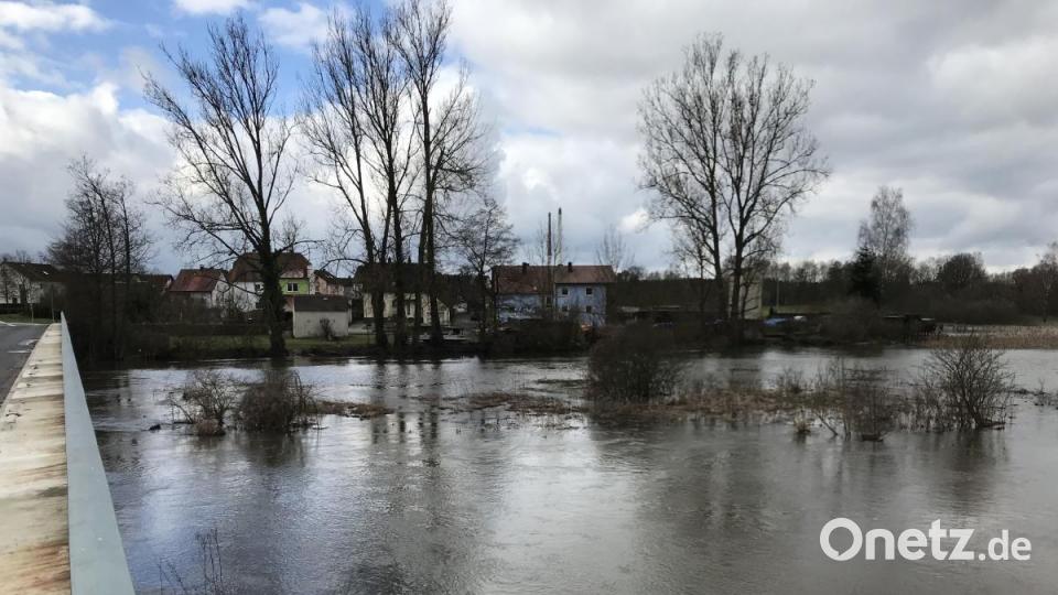 Unter der Etzenrichter Brücke in Richtung Radschin hat die Haidenaab ihr Bett verlassen und die angrenzende Wiese unter Wasser gesetzt. Bild: ps