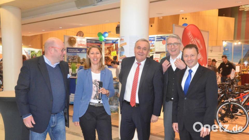Auch die Organisatoren und Ehrengäste sind bester Stimmung. Von links: Verkaufsleiter Alexander Hellwig von Oberpfalz.Medien, Verlegerin Viola Vogelsang-Reichl, OB Kurt Seggewiß, Hallen-Chef Johannes Häring und Bürgermeister Jens Meyer. Bild: Kunz