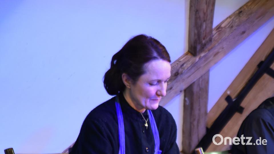 Kann dem Trubel nicht viel abgewinnen: Resls bodenständige Schwester (Sonja Hammer-Kölbl). Bild: Tobias Schwarzmeier