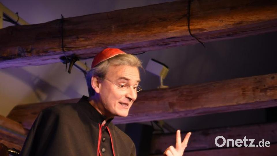 Bischof von Henle (Stefan Puhane) mit seinem Domkapitular Höcht (Herbert Kreuzer). Bild: Tobias Schwarzmeier