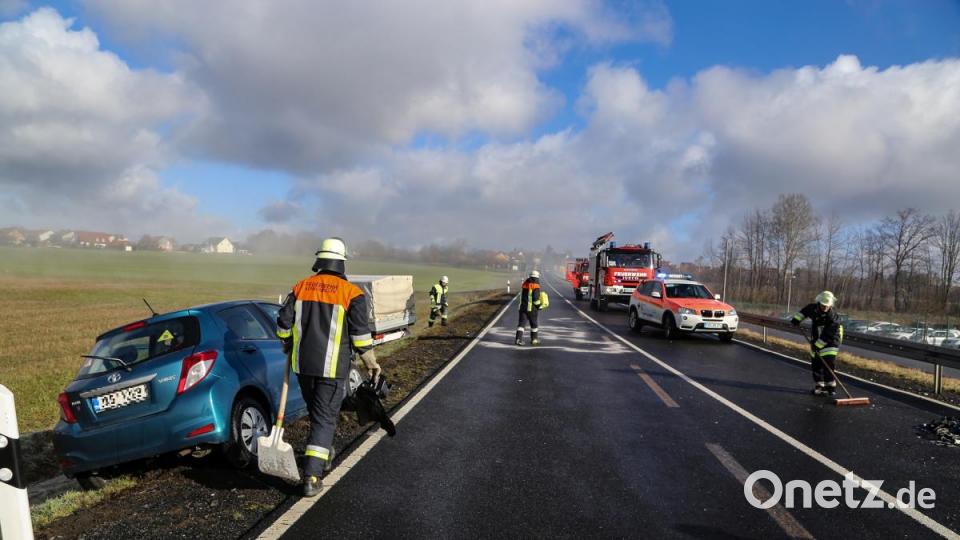 Die Feuerwehr Konnersreuth säuberte die Fahrbahn. Bild: rw