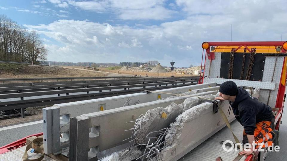 Ein 22-Jähriger fuhr heute Nacht um 22.37 Uhr mit einem Lkw auf der A3 in Fahrtrichtung Nürnberg. Kurz vor der Anschlussstelle Rosenhof am Beginn der Baustelle kam der Lastwagen aus bisher ungeklärter Ursache nach rechts von der Fahrbahn ab. Dort traf das Fahrzeug auf die Betonschutzwände, die wegen der Baustelle dort aufgestellt sind. Bild: Alexander Auer