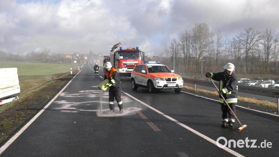Die Feuerwehr Konnersreuth säuberte die Fahrbahn. Bild: rw