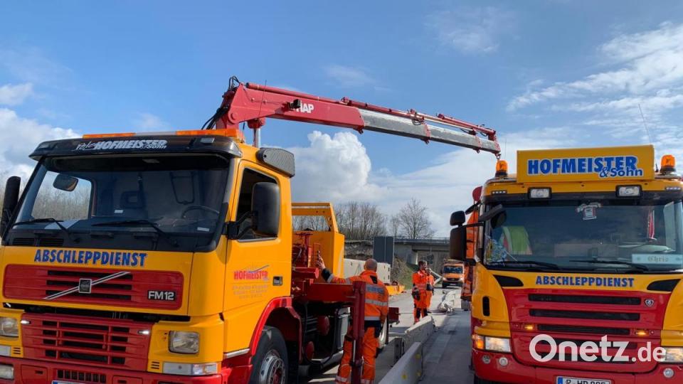 Ein 22-Jähriger fuhr heute Nacht um 22.37 Uhr mit einem Lkw auf der A3 in Fahrtrichtung Nürnberg. Kurz vor der Anschlussstelle Rosenhof am Beginn der Baustelle kam der Lastwagen aus bisher ungeklärter Ursache nach rechts von der Fahrbahn ab. Bild: Alexander Auer