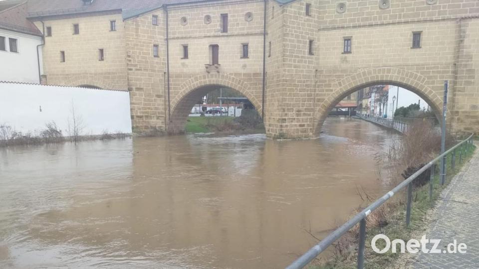An der Stadtbrille hatte die Vils am Samstagvormittag noch einen guten Meter Luft nach oben. Bild: tk
