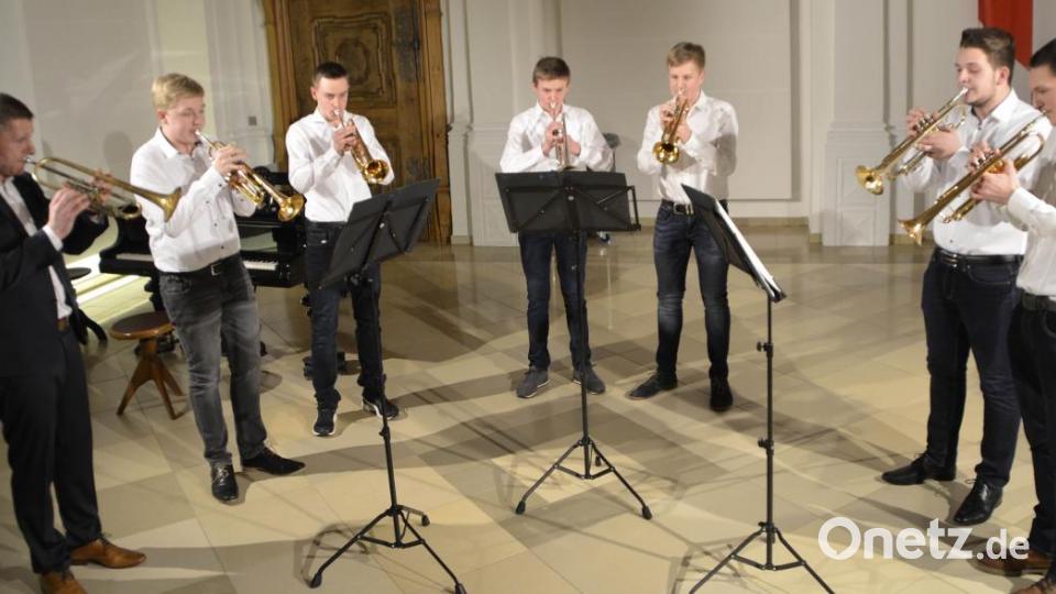 Das Trompetenensemble der Kreismusikschule unter Leitung von Tobias Böhm.. Bild: zch