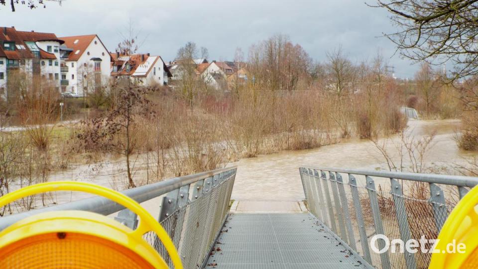 In Haselmühl musste der Vilssteg gesperrt werden. Bild: e