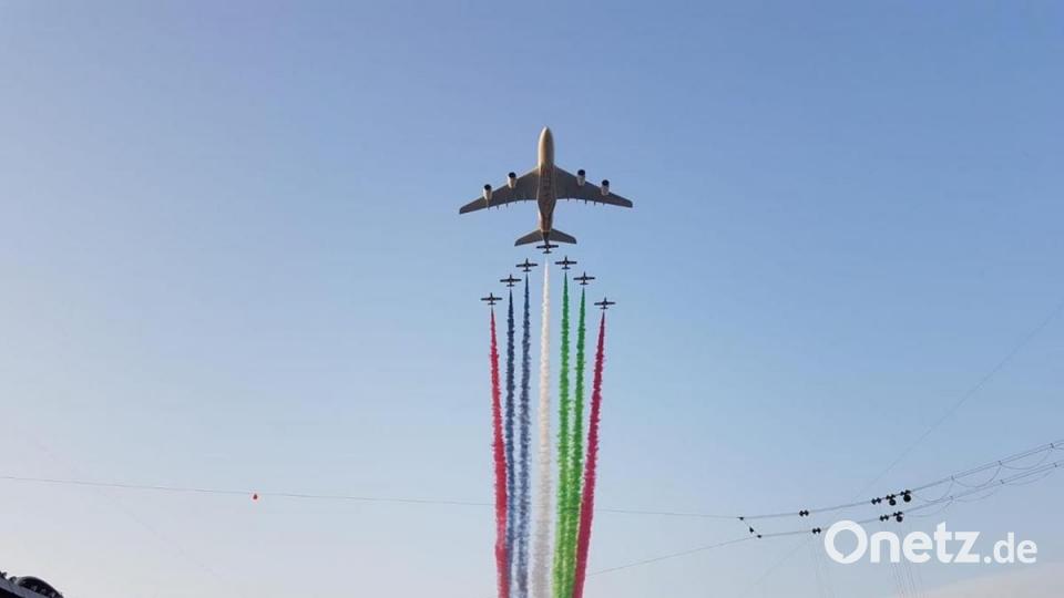 Zur Eröffnung gab es eine imposante Flugshow über dem Stadion. Bild: Ludwig Weidel