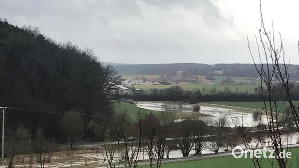 Ordentlich über die Ufer getreten ist am Samstag der Krumbach unterhalb von Raigering. Bild: frü