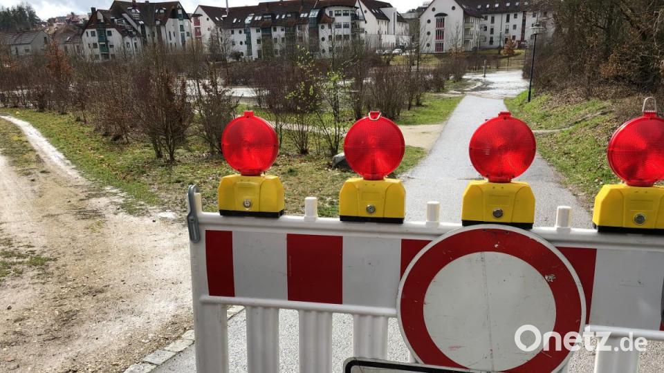 Der Weg führt ins Wasser: Bei Haselmühl war der Uferbereich gesperrt. Bild: egl
