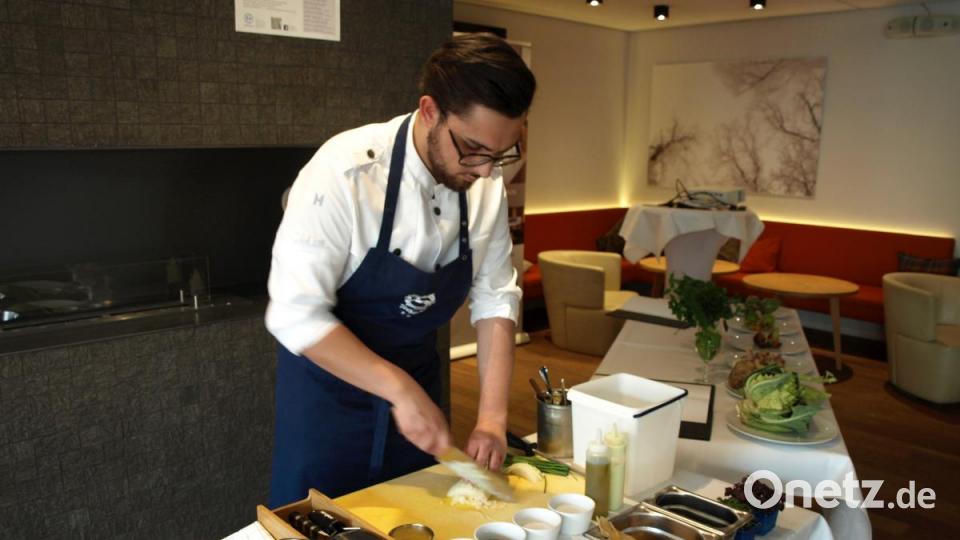 Jannis Alexandridis (19) lernt Koch. Hier zeigt er, wie man feinsten Thunfisch zu Tatar zubereitet. Bild: sba