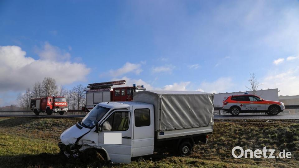 Der Kleintransporter landete auf der Grünfläche neben der Straße. Bild: rw