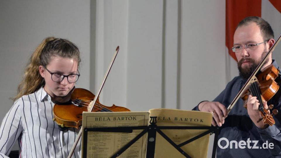Kreismusikschule zu &quot;Musik verbindet&quot; in Waldsassen in der Klosteraula. Hanna Scharnagl und Jakob Johannes Schröder. Bild: zch