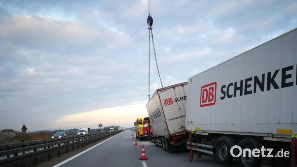 Ein 22-Jähriger fuhr heute Nacht um 22.37 Uhr mit einem Lkw auf der A3 in Fahrtrichtung Nürnberg. Kurz vor der Anschlussstelle Rosenhof am Beginn der Baustelle kam der Lastwagen aus bisher ungeklärter Ursache nach rechts von der Fahrbahn ab. Bild: Alexander Auer