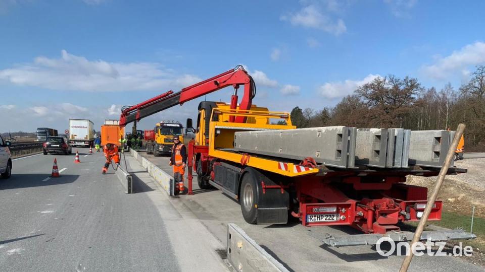 Ein 22-Jähriger fuhr heute Nacht um 22.37 Uhr mit einem Lkw auf der A3 in Fahrtrichtung Nürnberg. Kurz vor der Anschlussstelle Rosenhof am Beginn der Baustelle kam der Lastwagen aus bisher ungeklärter Ursache nach rechts von der Fahrbahn ab. Bild: Alexander Auer