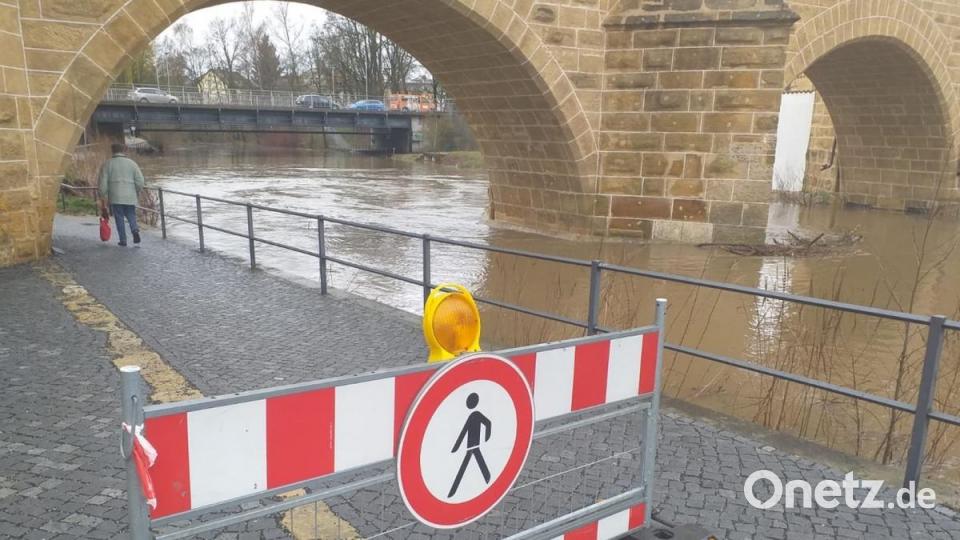 Bei der Stadtbrille wurde vorsorglich der Uferweg an der Vils gesperrt. Bild: tk