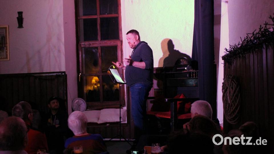 Michael Herold in seinem Element. Mit vollem Körpereinsatz ist er bei der Sache. Bild: Susanne Forster