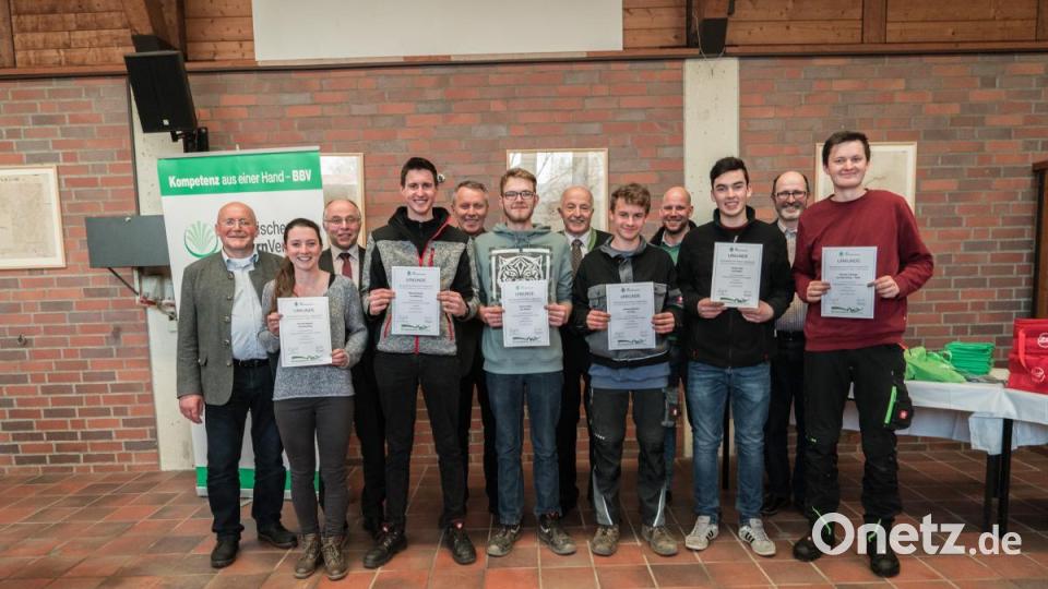 Die besten sechs Landwirtschafts-Azubis der Oberpfalz mit unter anderem Josef Wutz (links), Oberpfälzer Bezirkspräsident des BBV, Helmut Konrad (Fünfter von links), Schulleiter Almesbach, und Alexander Hengl (Vierter von rechts), Vorsitzender der Oberpfälzer Jungbauernschaft. Bild: gld