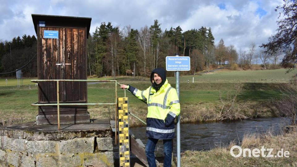 Jürgen Festbaum, Leiter der Gewässerkunde vom Wasserwirtschaftsamt Weiden, erklärt mit welcher Technik die Wasserpegel-Messstation an der Fichtelnaab in Erbendorf arbeitet. Bild: lue