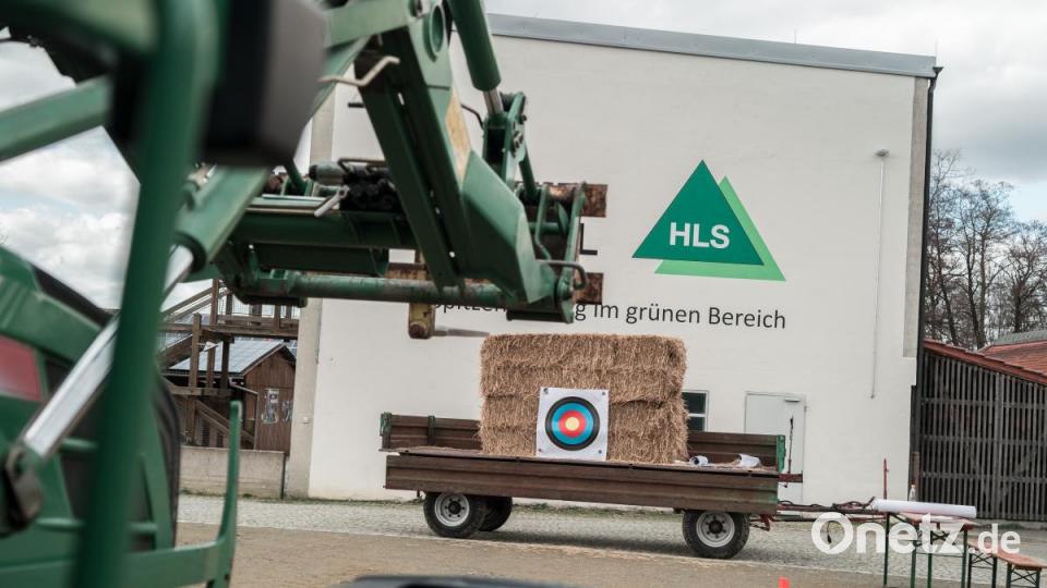 Gar nicht mal so einfach: Mit einem Traktor mussten die Teilnehmer eine Zinkspitze, angebracht am Frontlader, in eine Zielscheibe stechen. Bild: gld