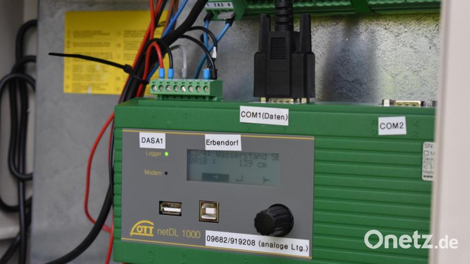 Jürgen Festbaum vergleicht anhand der Geräte in der Wasserpegel-Messstation, ob die elektronisch erfassten Daten mit den Werten übereinstimmen, die manuell über die Pegellatte erfasst wurden. Bild: lue