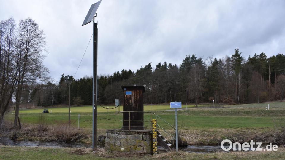Recht unscheinbar wirkt die Wasserpegel-Messtation unterhalb der Bruckmühle in Erbendorf auf den ersten Blick. Doch bei genauerem Hinsehen versteckt sich dahinter ein ausgeklügeltes System, um die Vorgänge der Fichtelnaab zu beobachten. Bild: lue