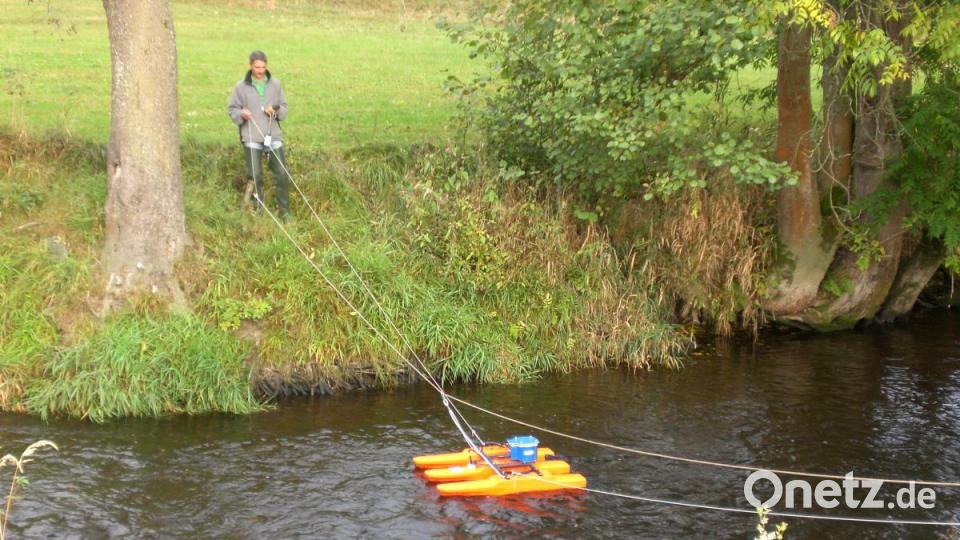 Die Mitarbeiter des Wasserwirtschaftamtes in Weiden messen den Wasserabfluss der Fichtelnaab mit Hilfe eines ADCP-Messbootes. Mit verschiedenen Messmethoden werden genaue Ergebnisse gewährleistet und ständig überprüft. Bild: exb