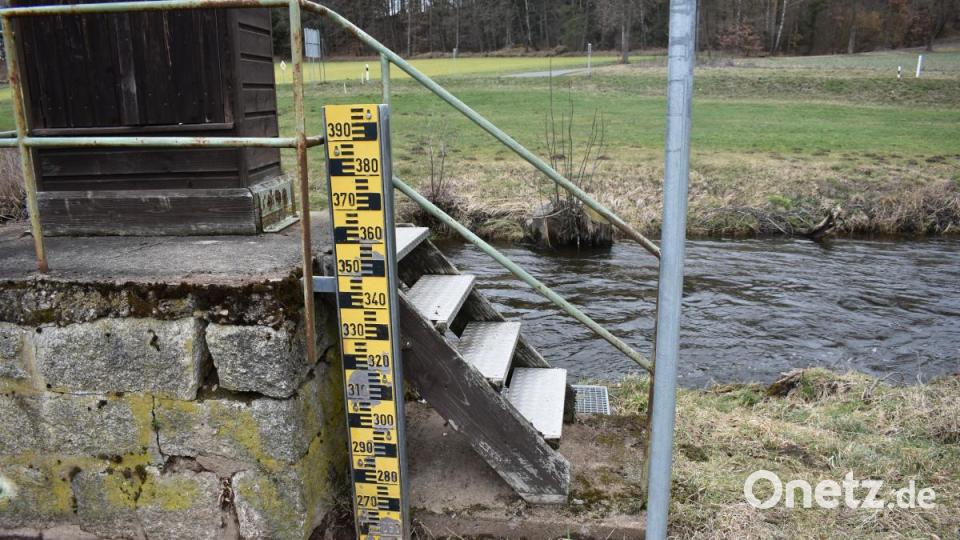 Schon bevor die Messungen elektronisch und digital erfasst wurden, wurde der Wasserstand anhand einer Pegellatte abgemessen. Noch heute zeigen mehrere dieser Pegellatten an der Messtation den aktuellen Wasserstand an. Bild: lue