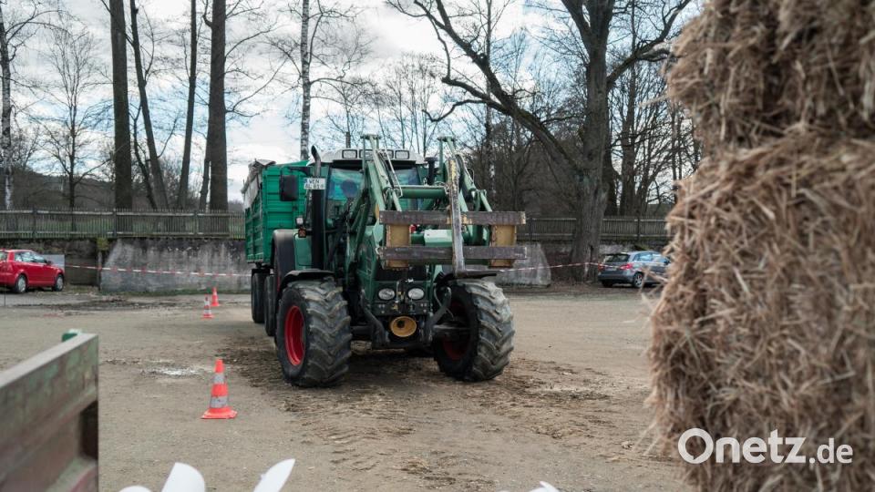 Praktische Prüfung II: &quot;Bogenschießen&quot; und Rückwärts-Einparken mit einem Traktor samt Anhänger. Bild: gld