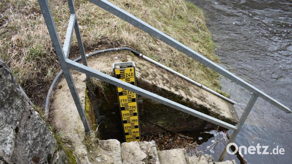 Schon bevor die Messungen elektronisch und digital erfasst wurden, wurde der Wasserstand anhand einer Pegellatte abgemessen. Noch heute zeigen mehrere dieser Pegellatten an der Messtation den aktuellen Wasserstand an. Bild: lue