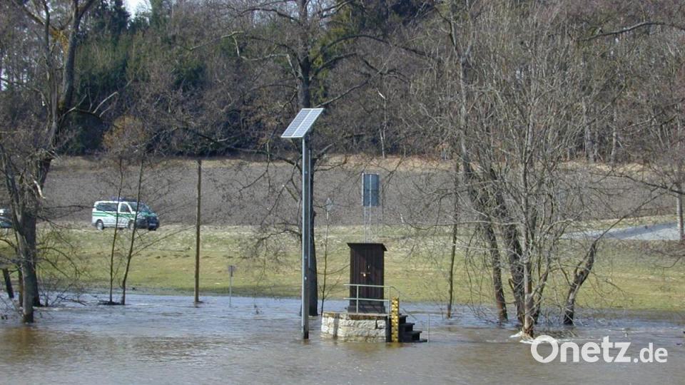 So sieht es aus, wenn die Wasserpegel-Messstation in Erbendorf unter Hochwasser steht. Aufgenommen wurde das Bild 1998. Der höchste jemals gemessene Wasserstand lag 1986 bei 344 Zentimetern. Bild: exb