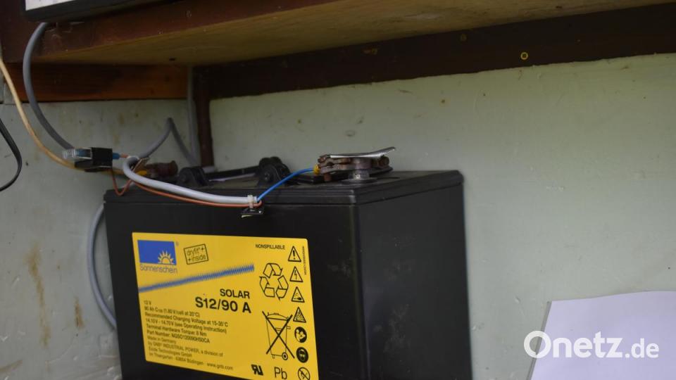 Das Wasserpegelhäuschen ist nicht an das Stromnetz angebunden. Ein Solarpanel speist eine Zwölf-Volt-Batterie, die wiederum die Technik in dem Häuschen mit Energie versorgt. Bild: lue
