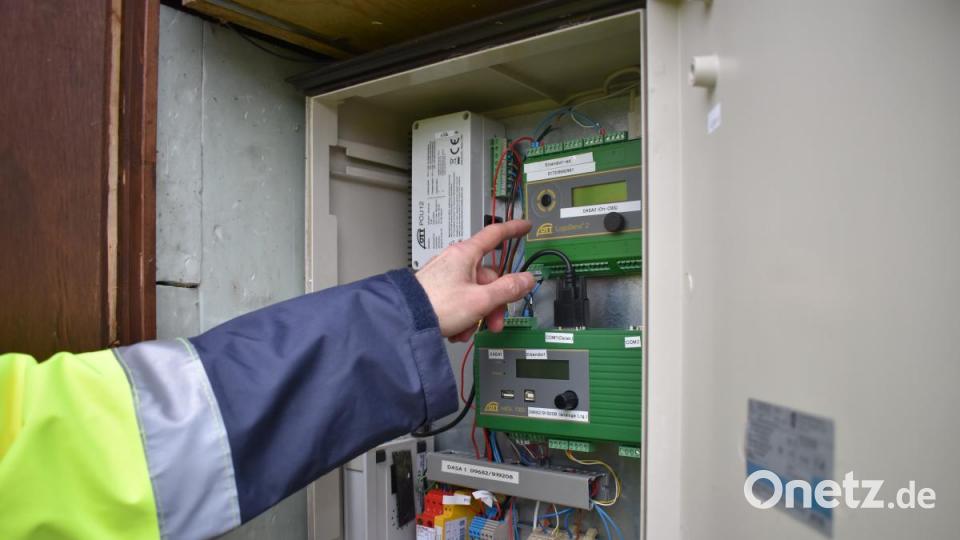 Jürgen Festbaum vergleicht anhand der Geräte in der Wasserpegel-Messstation, ob die elektronisch erfassten Daten mit den Werten übereinstimmen, die manuell über die Pegellatte erfasst wurden. Bild: lue