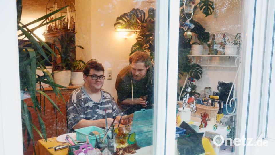 Wolfgang Bauer hat das Kinderbuch "Vom Glück fliegen zu können" illustriert. Das künstlerische Talent des 20-Jährige aus Weiden, der eine geistige Behinderung hat, wurde früh gefördert. Bild: Gabi Schönberger