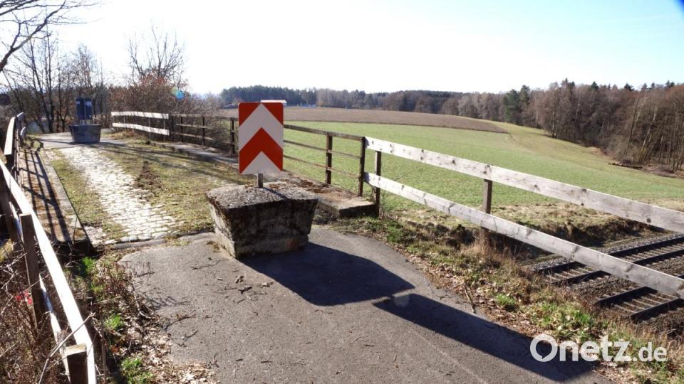Seit 1995 hat die Gemeinde die Brücke für Fußgänger und Radfahrer offen gehalten. Rechts neben der Brücke und unterhalb der Gleisanlage ist die grüne Wiese entsteht demnächst eine neue Freiflächenphotovoltaikanlage. Bild: bkr
