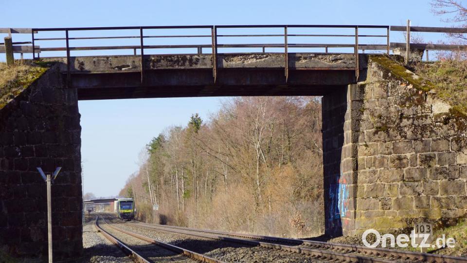Das Ende der Brücke ist besiegelt. Bis zum Jahresende wird sie abgebrochen. Im Hintergrund die Brücke der Gemeindeverbindungsstraße von Immenreuth nach Plößberg. Bild: bkr