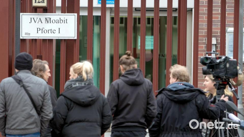 Journalisten warten vor der Pforte 1 der Justizvollzugsanstalt Moabit, wo der Schwager der vermissten Rebecca festgehalten worden war. Bild: Monika Skolimowska