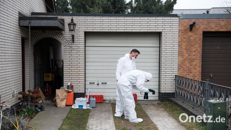Kriminaltechniker untersuchen das Haus und den Garten der Schwester der verschwundenen 15-jährigen Rebecca. Bild: Bernd von Jutrczenka