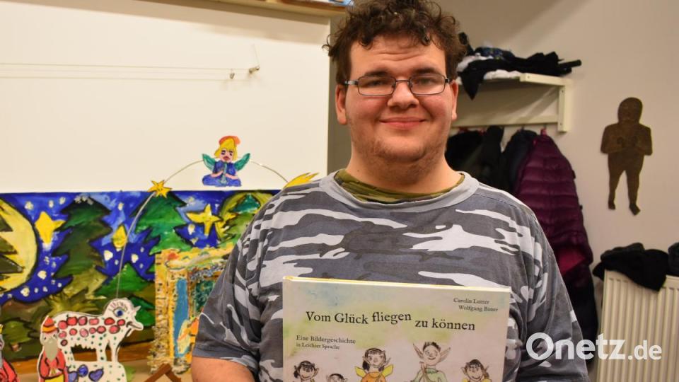 Wolfgang Bauer aus Weiden hat erstmals ein Kinderbuch illustriert. Das Foto zeigt ihn im Kunstatelier von "Kunst inklusiv" im Regensburger Andreastadel. Bild: Martina Groh-Schad