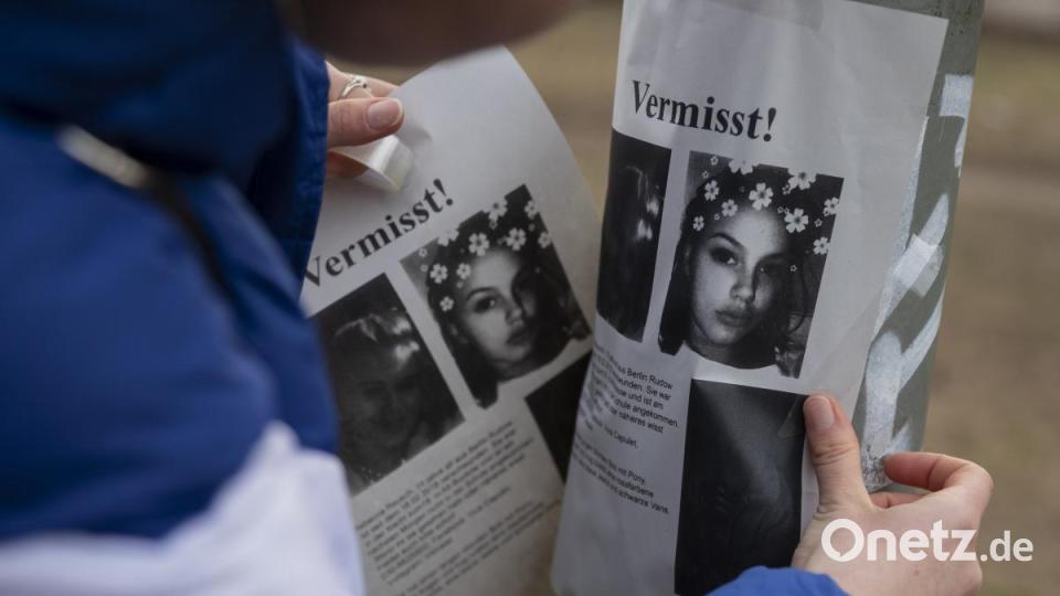 Flugblätter mit Fotos der vermissten Rebecca aus Berlin. Bild: Christoph Soeder