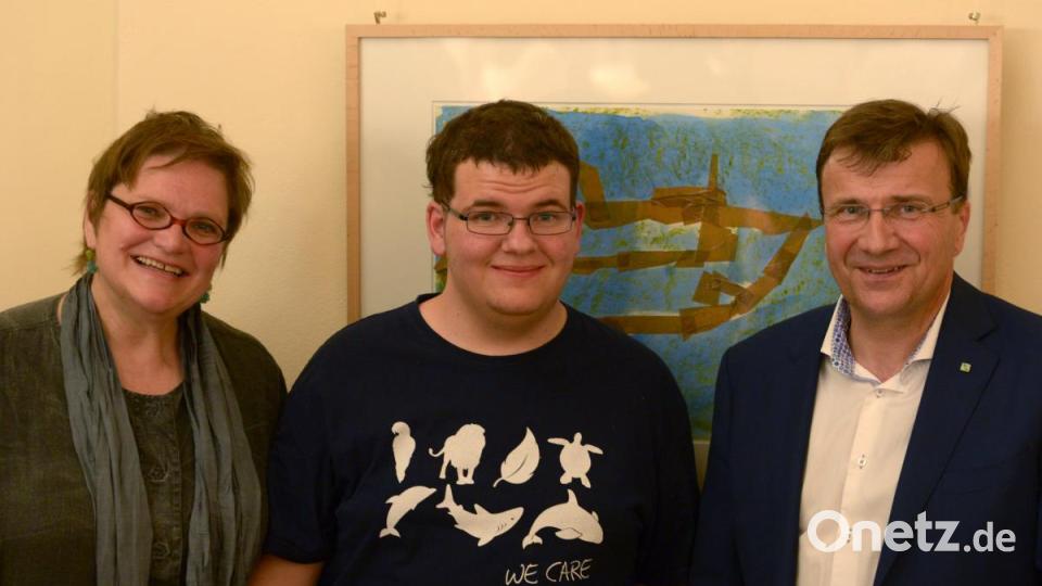 Die Künstlerin und Heilpädagogin Renate Höning (links) hat Wolfgang Bauer (Mitte) bei dem Kinderbuchprojekt angeleitet. Rechts im Bild der Direktor der Katholischen Jugendfürsorge der Diözese Regensburg e.V., Michael Eibl. Bild: Christine Allgeyer/KJF