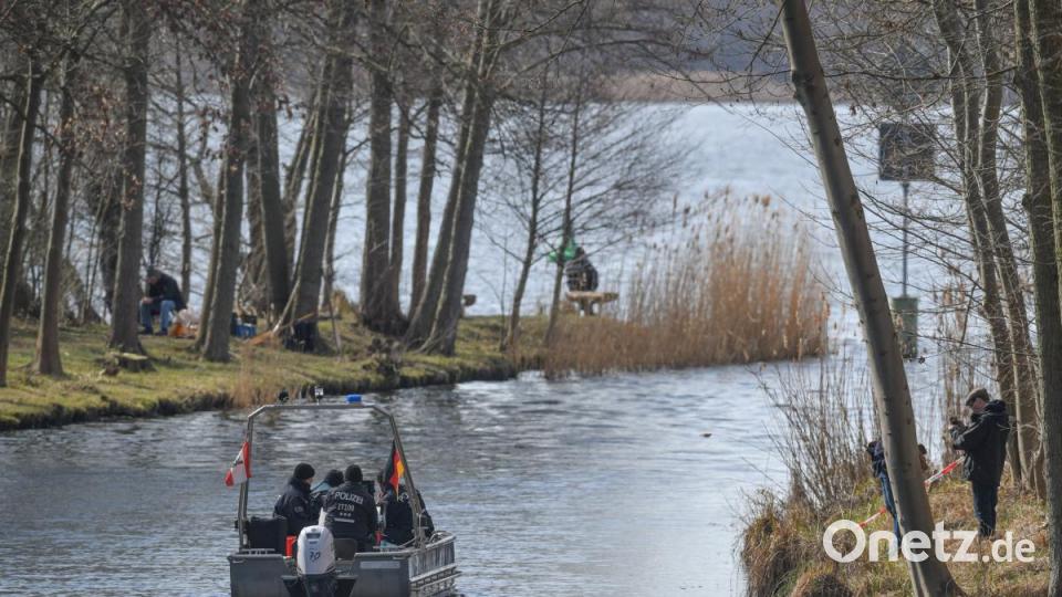 Polizeibeamte auf dem Storkower Kanal nahe dem Wolziger See im Landkreis Dahme-Spreewald. Bild: Patrick Pleul