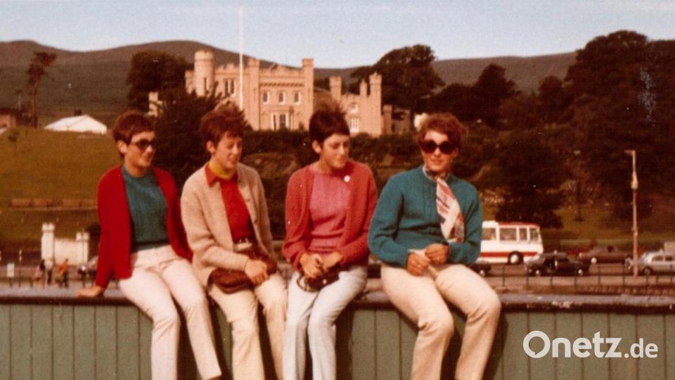 Trotz Sonnenscheins war eine Strickjacke immer gefragt, und helle Hosen waren groß in Mode. Von links die Vilsecker Moila Gunda Riß, Rosi Luber, Veronika Luber und Elisabeth Engelhardt. Im Hintergrund das Castle House in der schottischen Stadt Dunoon. Bild: rha
