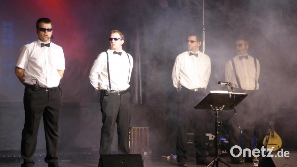 "Bertomijo" liefert in der Stadthalle in Neustadt einen mitreißenden Auftritt ab. Alles ist perfekt: das Programm, die Bühnenbeleuchtung, die glasklaren Stimmen, die parodistischen Einlagen, die Stimmung - nur mehr Publikum hätte die Truppe verdient gehabt. Bild: fsb